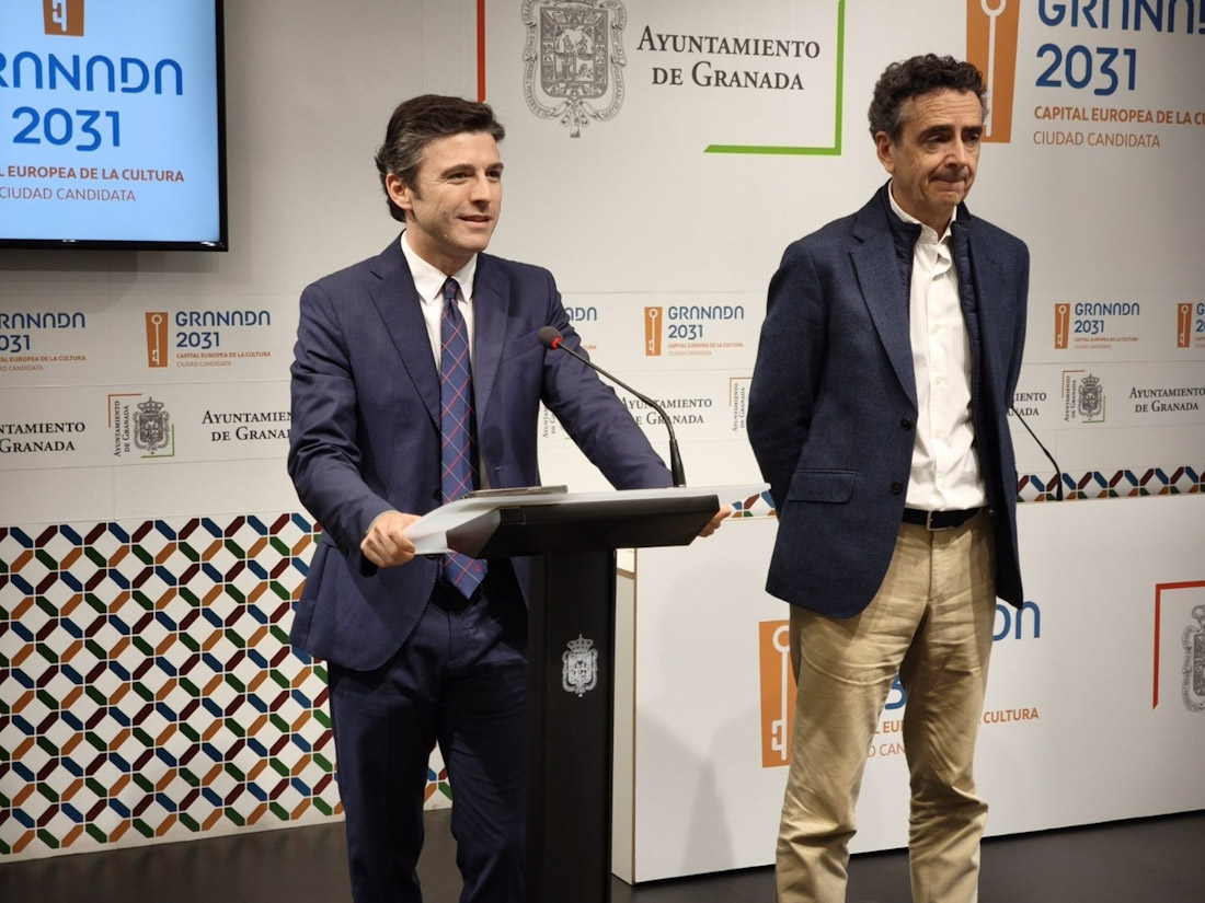 De izquierda a derecha los concejales de Presidencia y de Urbanismo de Granada, Jorge Saavedra y Enrique Catalina (AYUNTAMIENTO)