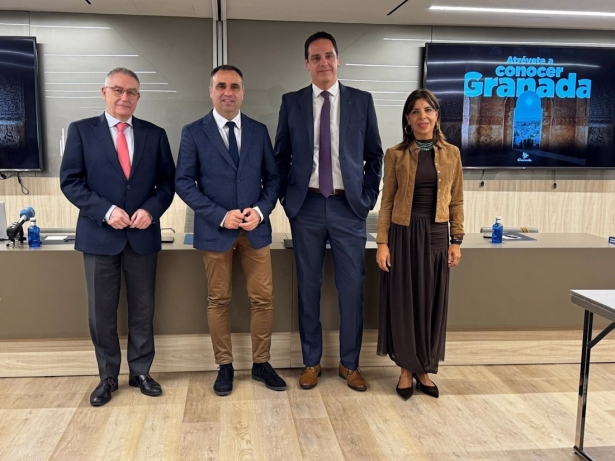 El presidente de la Diputación de Granada, Francis Rodríguez (2i), con turoperadores (DIPUTACIÓN DE GRANADA) El presidente de la Diputación de Granada, Francis Rodríguez (2i), con turoperadores (DIPUTACIÓN DE GRANADA)