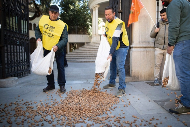 Protesta de agricultores ante Subdelegación (ANTONIO L. JUÁREZ)