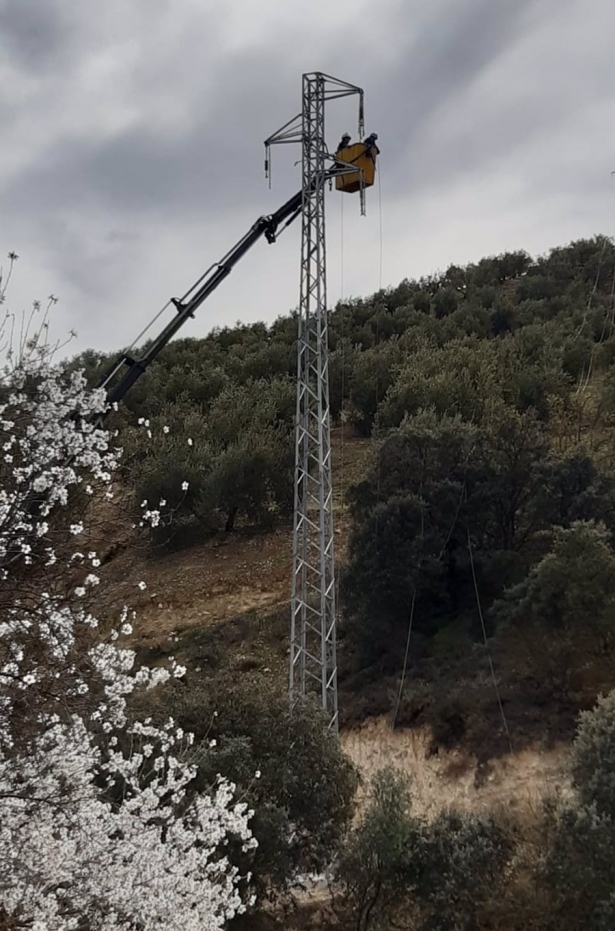 Endesa refuerza la red eléctrica de Montefrío (Granada) con una nueva línea de media tensión. (ENDESA)