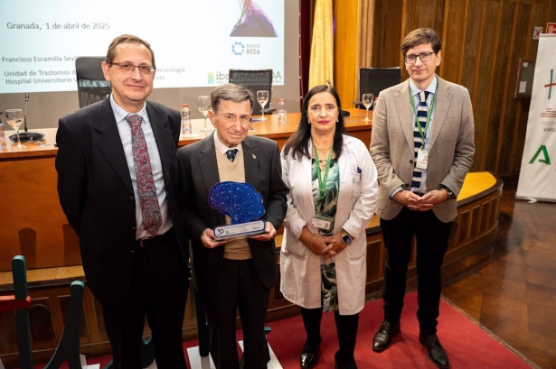 Ventura Arjona, segundo por la izquierda en la imagen, ha sido reconocido en el Hospital Virgen de las Nieves, en un acto con su directora, María Ángeles García Rescalvo (JUNTA) Ventura Arjona, segundo por la izquierda en la imagen, ha sido reconocido en el Hospital Virgen de las Nieves, en un acto con su directora, María Ángeles García Rescalvo (JUNTA)