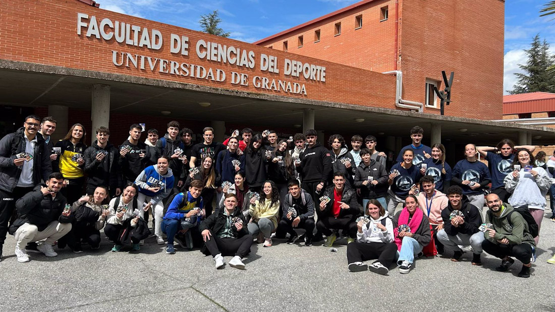 Los estudiantes de Fundamentos de la Educación Física muestran las cartas coleccionables que utilizarán en las dinámicas de juego de esta experiencia educativa (UGR)