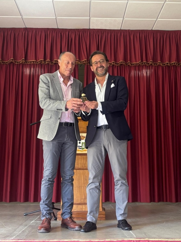Entrega de la Níspola de oro a Antonio Granadaos (JUNTA)