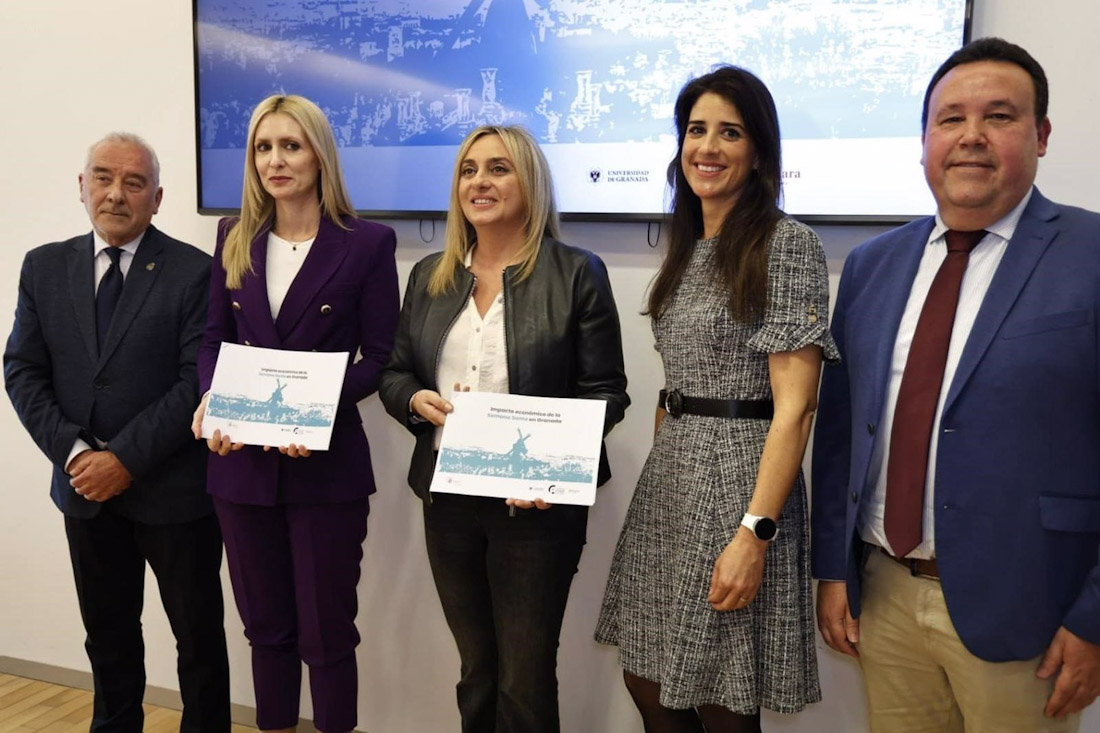 La alcaldesa de Granada, Marifrán Carazo, en el centro en la imagen de la presentación del informe de la Cátedra de la PYME (PERFIL DE MARIFRÁN CARAZO EN LA RED SOCIAL `X`)