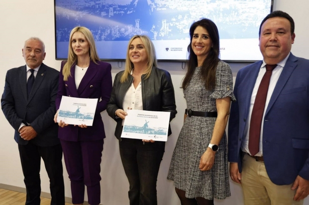 La alcaldesa de Granada, Marifrán Carazo, en el centro en la imagen de la presentación del informe de la Cátedra de la PYME (PERFIL DE MARIFRÁN CARAZO EN LA RED SOCIAL `X`) La alcaldesa de Granada, Marifrán Carazo, en el centro en la imagen de la presentación del informe de la Cátedra de la PYME (PERFIL DE MARIFRÁN CARAZO EN LA RED SOCIAL `X`)