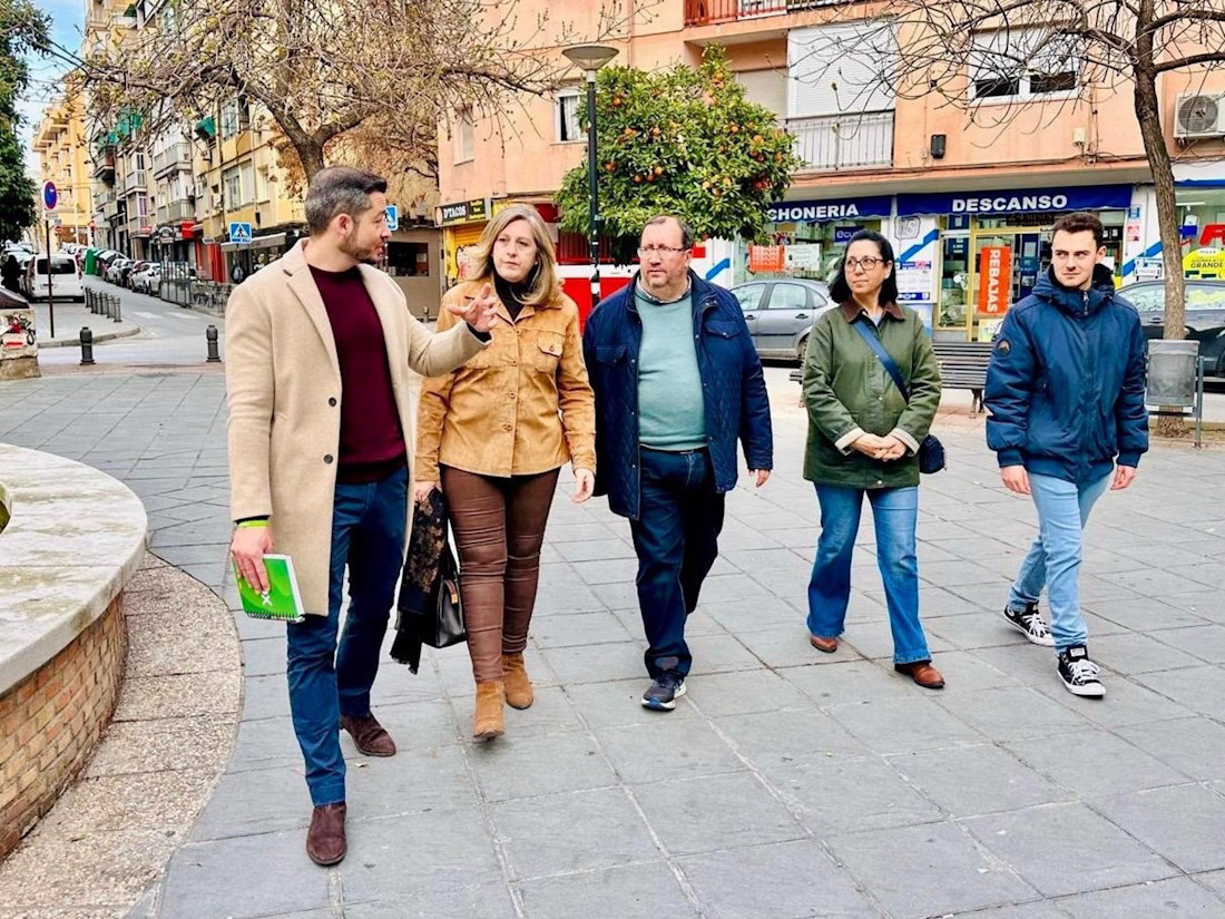 Visita de la portavoz del grupo de Vox en el Ayuntamiento de Granada, Beatriz Sánchez Agustino (2i), al entorno de Plaza de Toros (VOX)