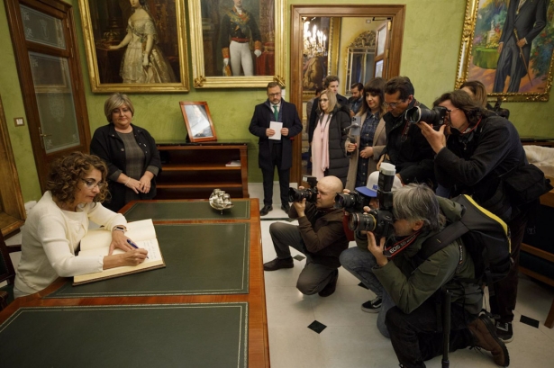 La ministra de Hacienda y Función Pública, María Jesús Montero (i), firmando en el libro de honor en el Ayuntamiento de Granada en su visita para firmar el convenio para la recuperación de la antigua fábrica de Cetarsa (ÁLEX CÁMARA - EUROPA PRESS) La ministra de Hacienda y Función Pública, María Jesús Montero (i), firmando en el libro de honor en el Ayuntamiento de Granada en su visita para firmar el convenio para la recuperación de la antigua fábrica de Cetarsa (ÁLEX CÁMARA - EUROPA PRESS)