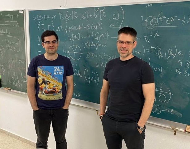 Los científicos Álvaro Tejero y Daniel Manzano (UGR)