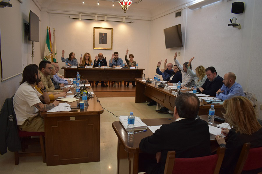 Los ediles de PP y VOX en el momento de la votación del presupuesto municipal (ALBOLOTEINFORMACION.COM)