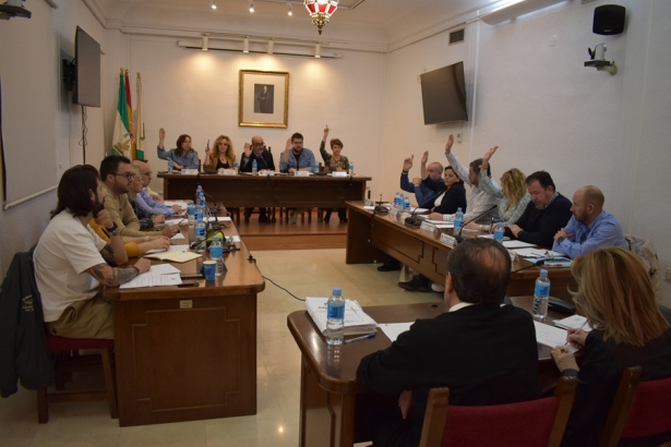 Los ediles de PP y VOX en el momento de la votación del presupuesto municipal (ALBOLOTEINFORMACION.COM)