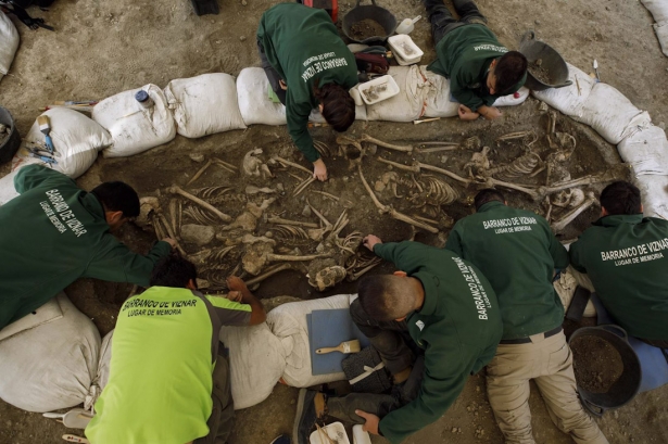 Trabajadores durante la excavación de una fosa común en el barranco de Víznar (ÁLEX CÁMARA - EUROPA PRESS) Trabajadores durante la excavación de una fosa común en el barranco de Víznar (ÁLEX CÁMARA - EUROPA PRESS)