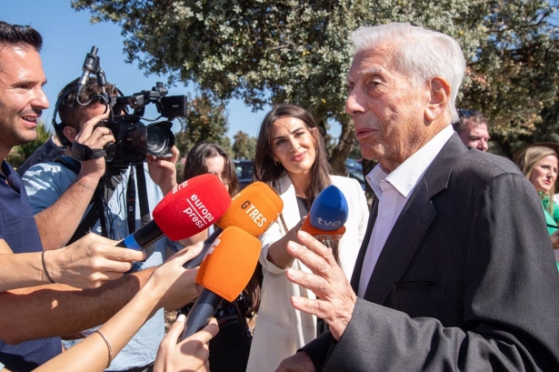 Mario Vargas Llosa atiende a los medios en 2023 en San Lorenzo de El Escorial (JOSÉ OLIVA / ERUROPA PRESS)