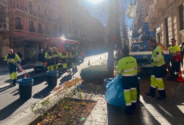 Trabajos de limpieza en Gran Vía de Colón, en imagen de archivo (AYUNTAMIENTO) Trabajos de limpieza en Gran Vía de Colón, en imagen de archivo (AYUNTAMIENTO)