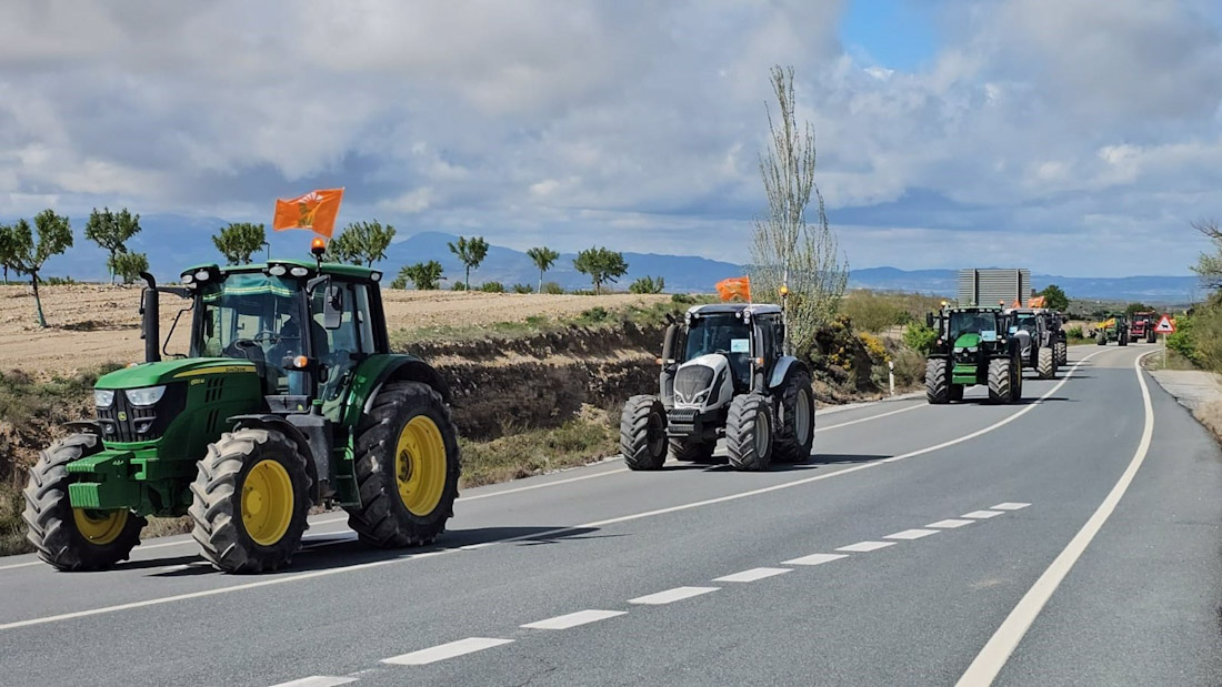 Tractorada en el Altiplano de Granada por las ayudas a los cultivos de frutos de cáscara (UPA)