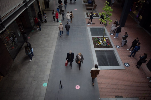 Varias personas realizan compras en centro comercial en Barcelona, en imagen de archivo (DAVID ZORRAKINO - EUROPA PRESS(