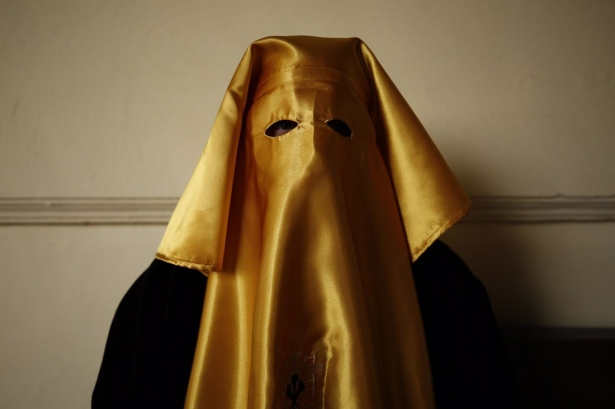 Un preso, vestido de cortejo, es liberado por la hermandad de la Soledad de San Jerónimo y Descendimiento de Jesús en 2021 (ÁLEX CÁMARA - EUROPA PRESS)