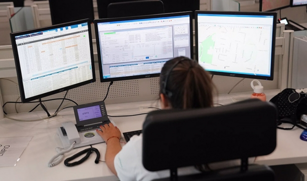 Operadora en la sala regional del 112 Andalucía. Archivo (JUNTA DE ANDALUCÍA) Operadora en la sala regional del 112 Andalucía. Archivo (JUNTA DE ANDALUCÍA)