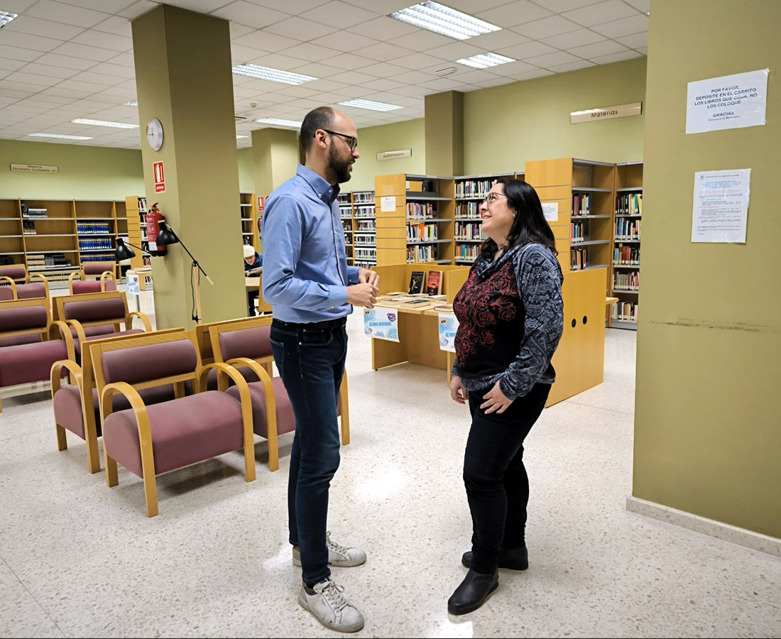 El concejal de Educación, Fran Yeste, en una visita a la Biblioteca Municipal de Maracena (AYTO. MARACENA)
