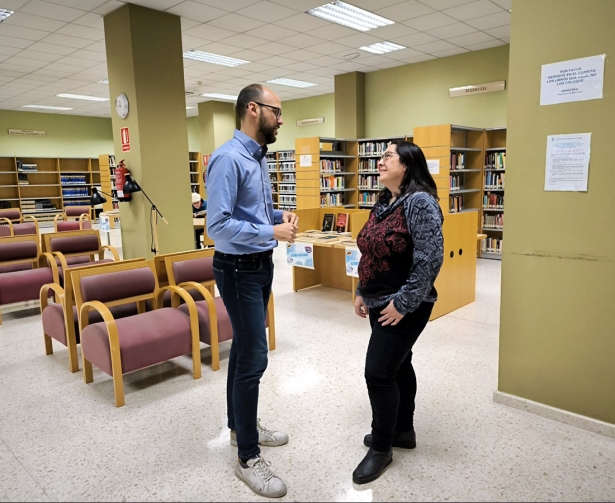 El concejal de Educación, Fran Yeste, en una visita a la Biblioteca Municipal de Maracena (AYTO. MARACENA)