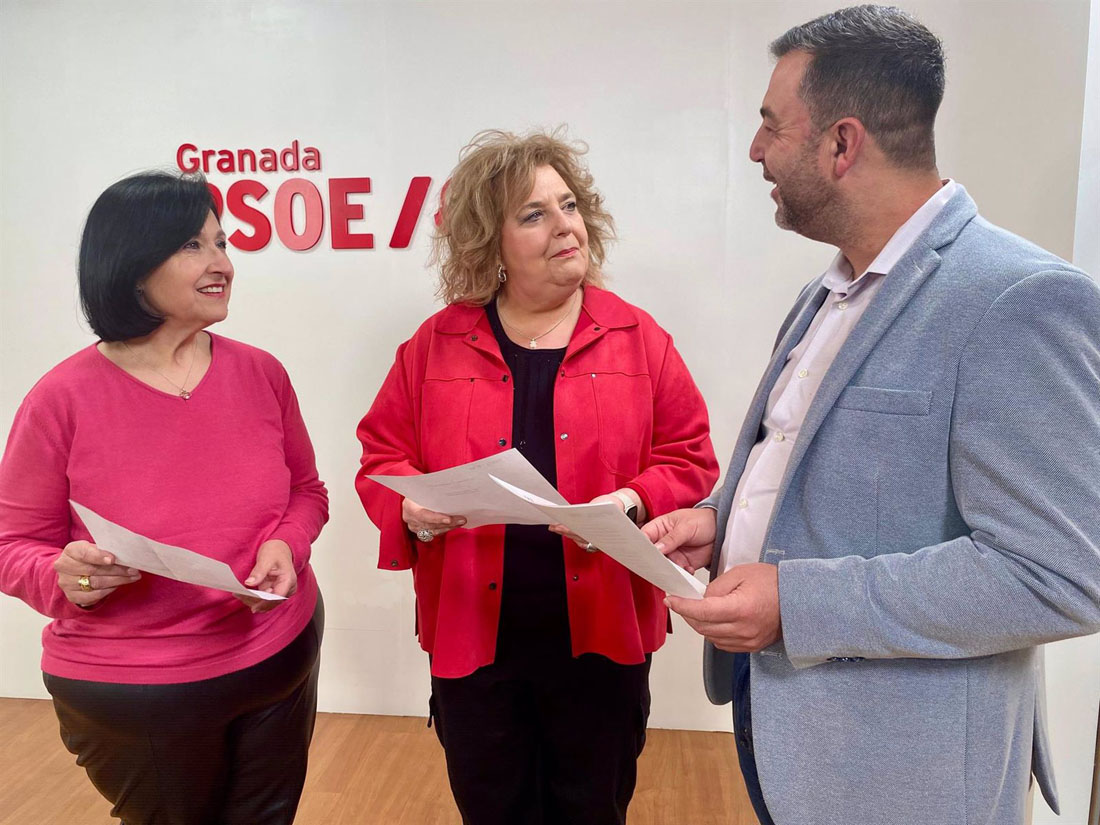 De izquierda a derecha Paqui Santaella, Fátima Gómez e Ismael Padilla, del grupo socialista en la Diputación de Granada (PSOE GRANADA)