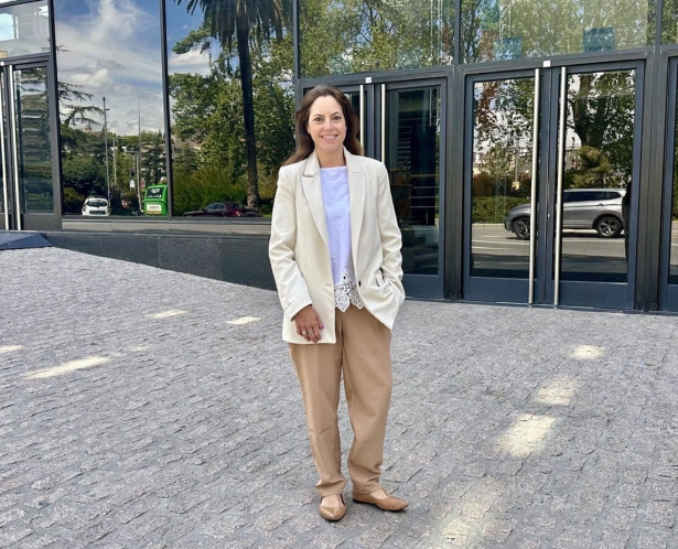 La viceportavoz de Vox en el Ayuntamiento de Granada, Mónica Rodríguez Gallego, a las puertas del Palacio de Exposiciones y Congresos (VOX GRANADA) La viceportavoz de Vox en el Ayuntamiento de Granada, Mónica Rodríguez Gallego, a las puertas del Palacio de Exposiciones y Congresos (VOX GRANADA)