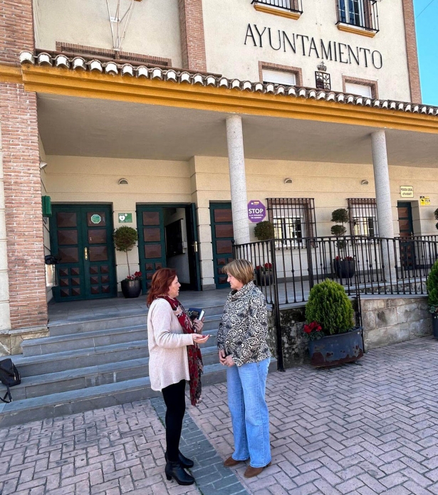 La Diputada junto a la concejala de Servicios Sociales de Padul 