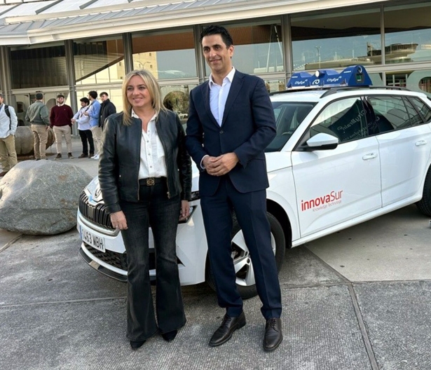 La alcaldesa de Granada, Marifrán Carazo, y el CEO de la empresa tecnológica Innovasur, Juan José Prieto (INNOVASUR)