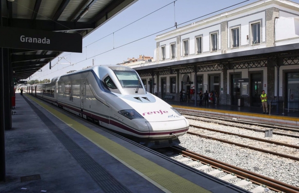 AVE en la estación de Renfe en Granada, en imagen de archivo (ÁLEX CÁMARA / EUROPA PRESS)