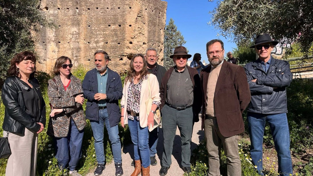 Visita de ediles del PSOE y vecinos del Albaicín al entorno de la Muralla de la Alberzana (PSOE)