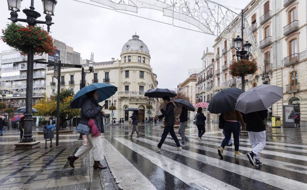 Imagen de archivo de calles del centro de Granada, donde queda activada la nueva zona de afluencia turística (EUROPA PRESS)
