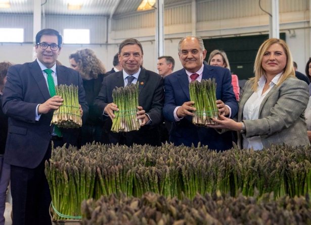 Lluis Planas en la visita a la cooperativa Centro Sur, en Huétor Tájar (FAECA)