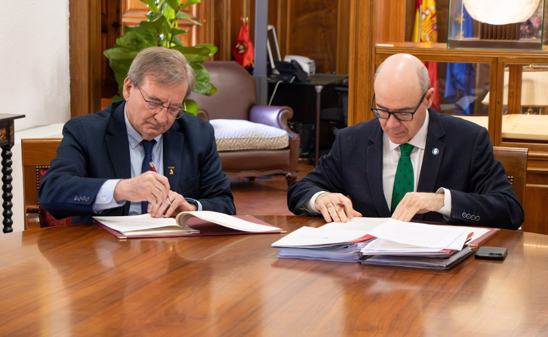 El secretario de Estado de Memoria Democrática, Fernando Martínez, a la izquierda en la imagen, y el rector de la Universidad de Granada, Pedro Mercado (UGR)