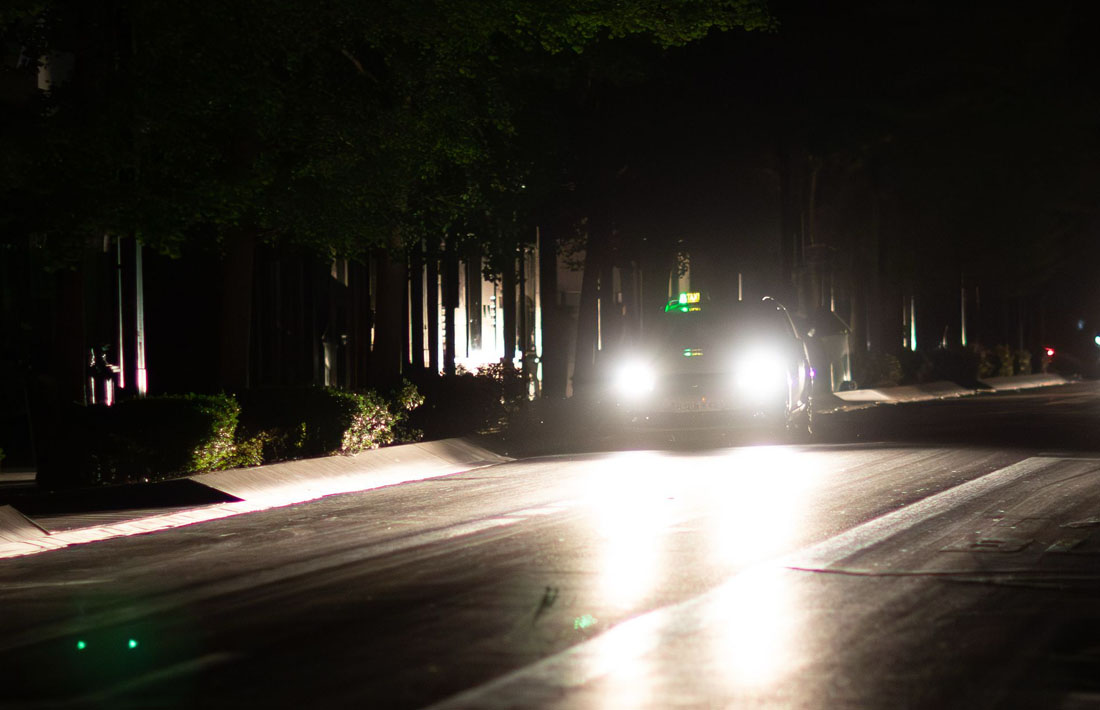 Un taxo durante el apagón de ayer (ANTONIO L. JUÁREZ)