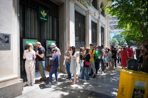Colas en un cajero en el inicio del apagón (ANTONIO L. JUÁREZ/