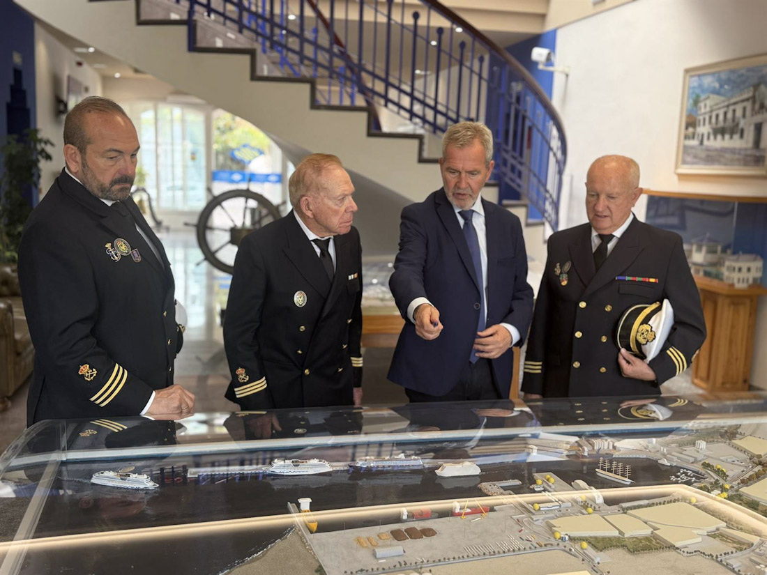 El presidente de la Autoridad Portuaria de Motril, José García Fuentes, con miembros de la la Real Asamblea Española de Capitanes de Yate (AUTORIDAD PORTUARIA)