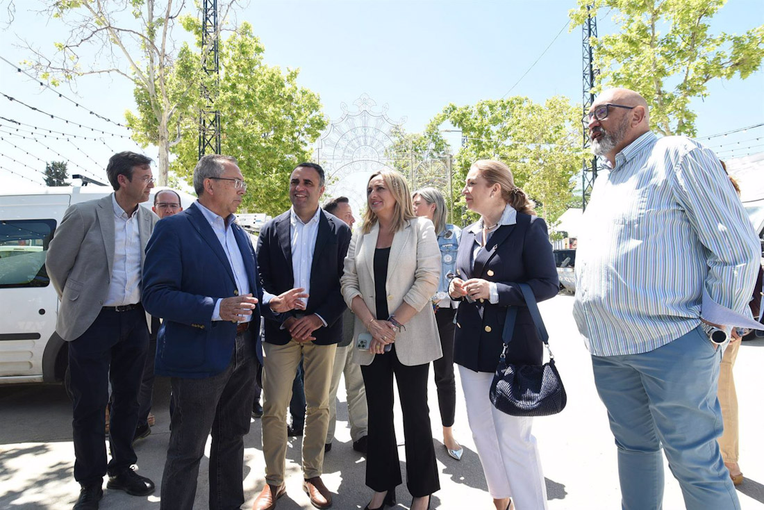 El presidente de los caseteros, Claudio Rodríguez, junto con el de la Diputación de Granada, Francis Rodríguez, y la alcaldesa, Marifrán Carazo, en el centro de la foto, en una visita al ferial del Corpus en mayo de 2024 (DIPUTACIÓN)