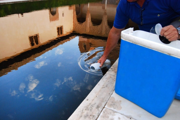 Toma de una muestra de agua en la Alhambra, en imagen de archivo (PATRONATO ALHAMBRA Y GENERALIFE) Toma de una muestra de agua en la Alhambra, en imagen de archivo (PATRONATO ALHAMBRA Y GENERALIFE)