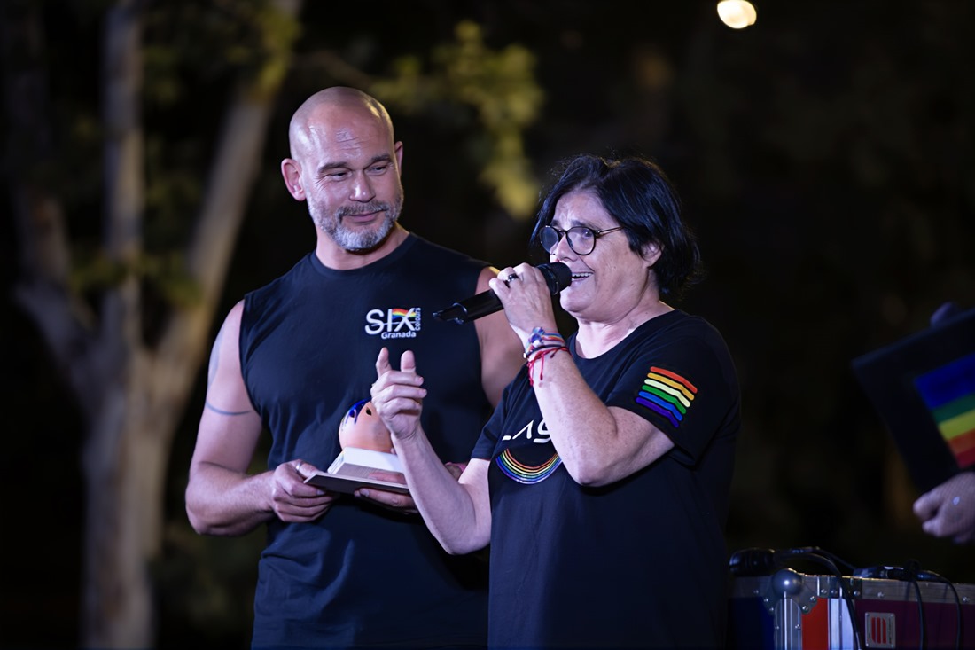 Rosa León y Six Colours, entregados por la Familia de la anterior premiada