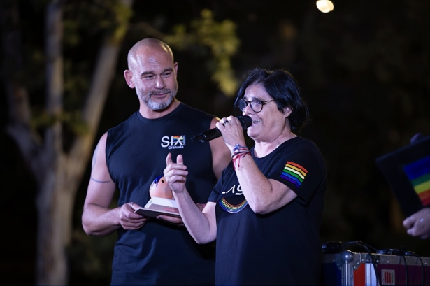 Rosa León y Six Colours, entregados por la Familia de la anterior premiada Rosa León y Six Colours, entregados por la Familia de la anterior premiada