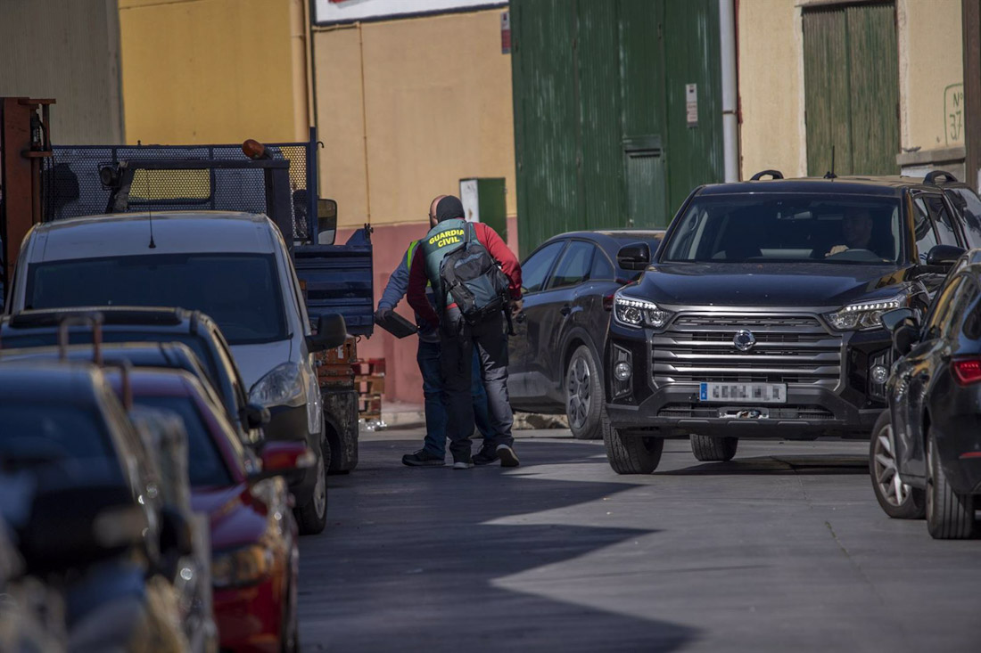 Varios agentes de la Guardia Civil en el polígono del Tarajal, en imagen de archivo en Ceuta en una operación antidroga (ANTONIO SEMPERE - EUROPA PRESS)