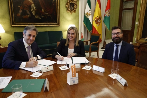 De izquierda a derecha, Rafael Sánchez Durán, director de Endesa en Andalucía, Extremadura, Ceuta y Melilla; Marifrán Carazo, alcaldesa de Granada; y José Antonio Ranea, director de Atención al Cliente de Endesa en el área Sur (ENDESA) De izquierda a derecha, Rafael Sánchez Durán, director de Endesa en Andalucía, Extremadura, Ceuta y Melilla; Marifrán Carazo, alcaldesa de Granada; y José Antonio Ranea, director de Atención al Cliente de Endesa en el área Sur (ENDESA)