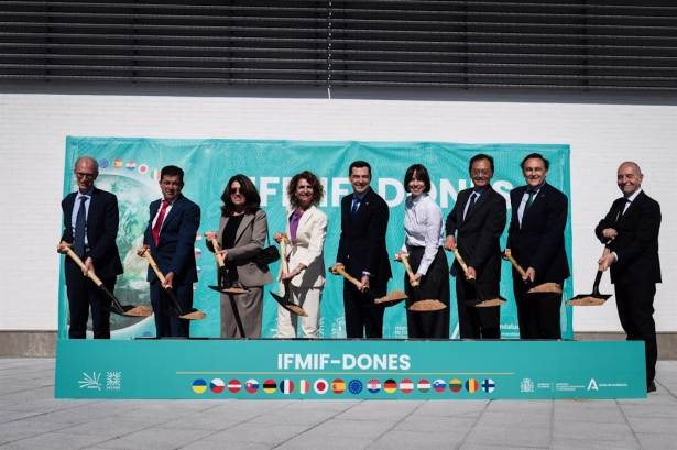 El presidente de la Junta, Juanma Moreno, en el centro en la imagen flanqueado por la vicepresidenta primera del Gobierno, María Jesús Montero, a su derecha, y la ministra de Ciencia, Diana Morant (MINISTERIO DE CIENCIA)