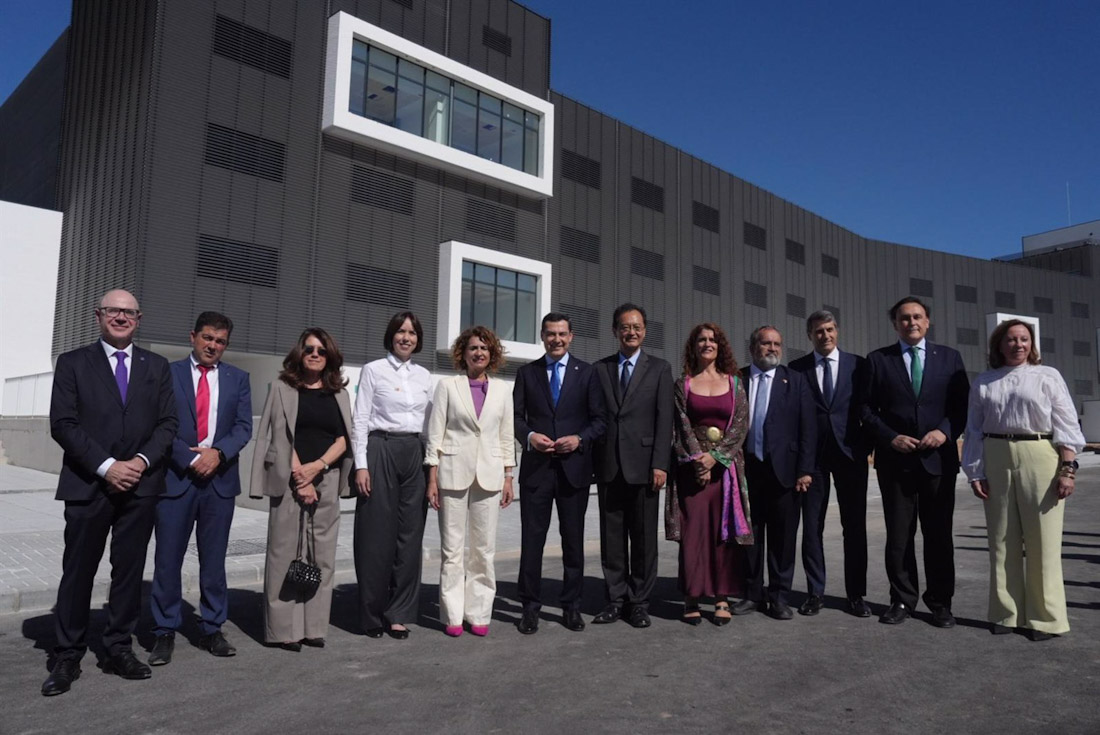 El presidente de la Junta, Juanma Moreno, en el centro en la imagen junto con la vicepresidenta primera del Gobierno, María Jesús Montero, a su derecha, y la ministra de Ciencia, Diana Morant (JUNTA DE ANDALUCÍA)