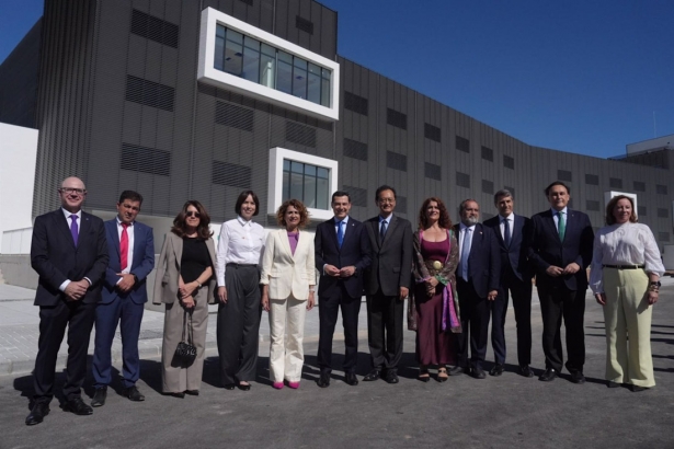 El presidente de la Junta, Juanma Moreno, en el centro en la imagen junto con la vicepresidenta primera del Gobierno, María Jesús Montero, a su derecha, y la ministra de Ciencia, Diana Morant (JUNTA DE ANDALUCÍA)