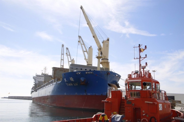 Buque durante una operativa en el Puerto de Motril (PUERTO DE MOTRIL)