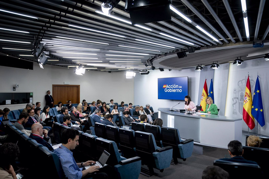 La ministra de Igualdad, Ana Redondo (i), y la ministra de Educación, FP y Deportes y portavoz del Gobierno, Pilar Alegría (d) (A. PÉREZ MECA/EUROPA PRESS)