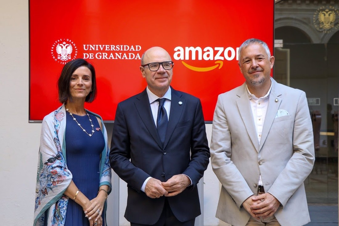 El rector de la UGR, Pedro Mercado, en el centro en la imagen con la vicepresidenta de marketing de Amazon Prime USA, Carmen Nestares, a su derecha (UGR)