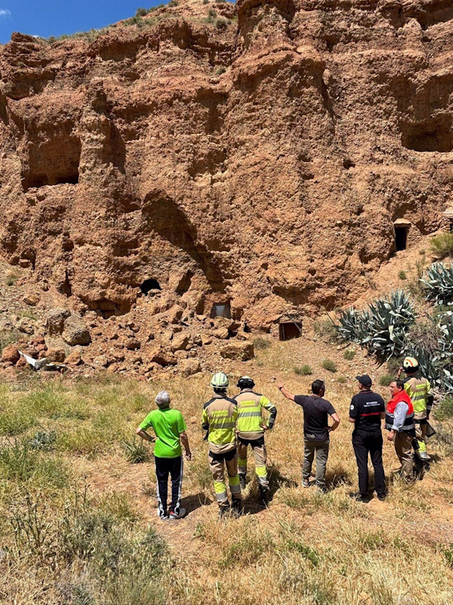 Visita de la Diputación de Granada y el Ayuntamiento de Beas de Guadix al Cerro del Castillejo tras un nuevo desprendimiento (DIPUTACIÓN)