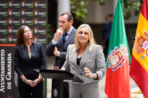 El ministro de Transportes y Movilidad Sostenible, Óscar Puente (c); la alcaldesa de Granada, Marifrán Carazo (d); y la consejera de Fomento, Articulación del Territorio y Vivienda, Rocío Díaz (i) (ARSENIO ZURITA/EUROPA PRESS) El ministro de Transportes y Movilidad Sostenible, Óscar Puente (c); la alcaldesa de Granada, Marifrán Carazo (d); y la consejera de Fomento, Articulación del Territorio y Vivienda, Rocío Díaz (i) (ARSENIO ZURITA/EUROPA PRESS)