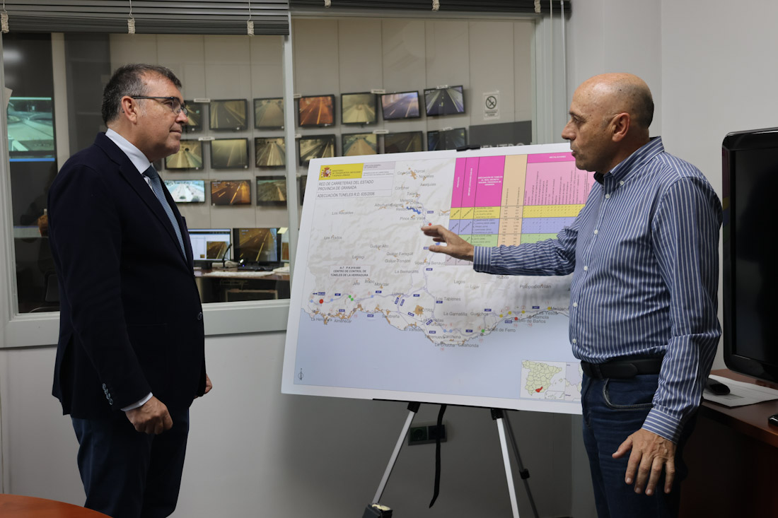 El subdelegado del Gobierno en Granada, José Antonio Montilla, ha visitado el Centro de Control de Túneles de La Herradura (SUBDELEGACIÓN DEL GOBIERNO)